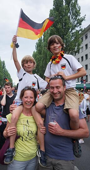 München steht Kopf und feiern den Einzug der deutschen Nationalmannschaft ins Halbfinale der Weltmeisterschaft!