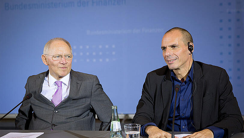 Einig in der Uneinigkeit: Finanzminister Wolfgang Schäuble (L) zusammen mit seinem griechischen Amtskollgen Varoufakis. Einig in der Uneinigkeit: Finanzminister Wolfgang Schäuble (L) zusammen mit seinem griechischen Amtskollgen Varoufakis.