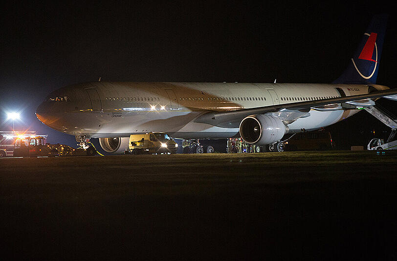 Bei der Landung auf dem Nürnberger Flughafen ist ein Airbus A330 von der Landebahn gerutscht. Die Bilder von der Bergung.