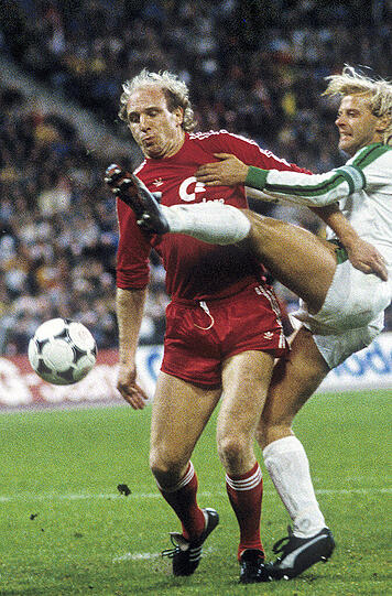 4. Dieter Hoeneß &ndash; der Mr. Europacup: Keiner konnte seinen Kopf, daher auch der zweite Spitzname "Eisenschädel", derart schön und konsequent in Flanken hineinwuchten wie Ulis Bruder, der ihn 1979 zu Beginn der Manager-Karriere vom VfB nach München holte. Nach acht Jahren hatte der heute 63-Jährige 136 Treffer in 289 Spielen auf dem (Kopf-)Konto.