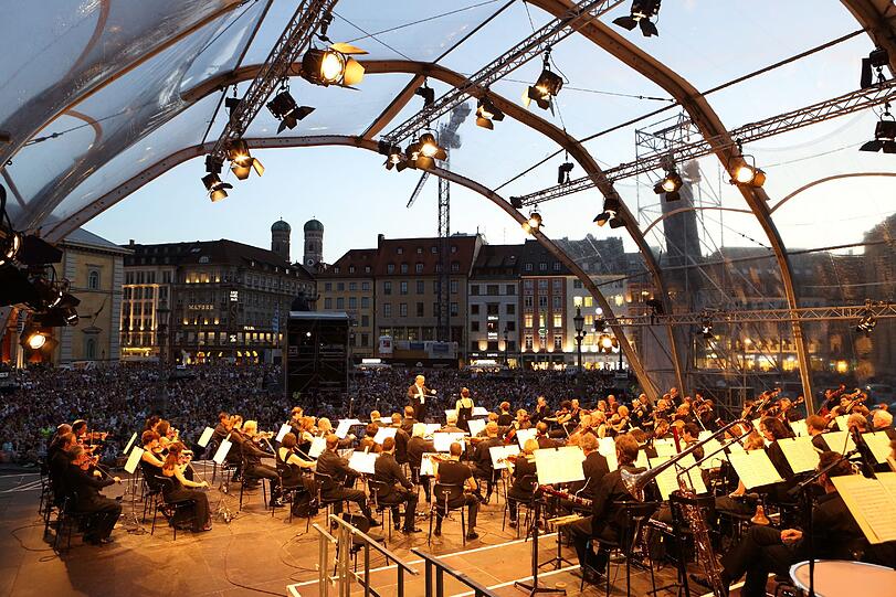 Konzerte von "Oper für alle" fanden in den letzten Jahren meist am Marstallplatz statt. Heuer wird wieder vor der Oper gespielt.