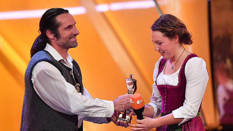 Laudator Alexander Huber übergibt Laura Dahlmeier ihren Preis.