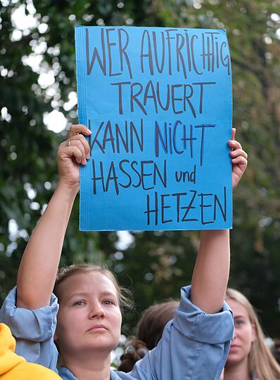 Chemnitz hat sich innerhalb von wenigen Stunden zum Pulverfass entwickelt. Nach dem gewaltsamen Tod eines 35-Jährigen marschierten innerhalb kürzester Zeit rechte Demonstranten auf - ihnen stellten sich am Montag linke Demonstranten gegenüber. Um ein unmittelbares Aufeinandertreffen zu verhindern, rückte die Polizei mit Hundertschaften an. Die Bilder aus Chemnitz.