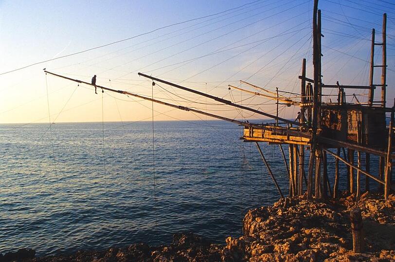 Traditionelle Fischerhütte &bdquo;Trabucco&ldquo; in Apulien