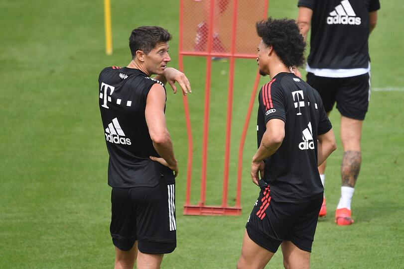 Auch mit seinem neuen Offensiv-Partner Robert Lewandowski tauscht sich der Neuzugang intensiv aus.
