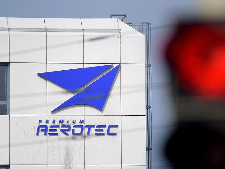 Eine Ampel steht vor dem Werk des Flugzeugherstellers Premium Aerotec auf rot. Foto: Stefan Puchner/Archivbild