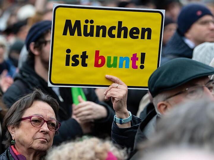 Demonstranten nehmen an der Kundgebung gegen die AfD und Rechten Terror teil. Foto: Sven Hoppe/dpa