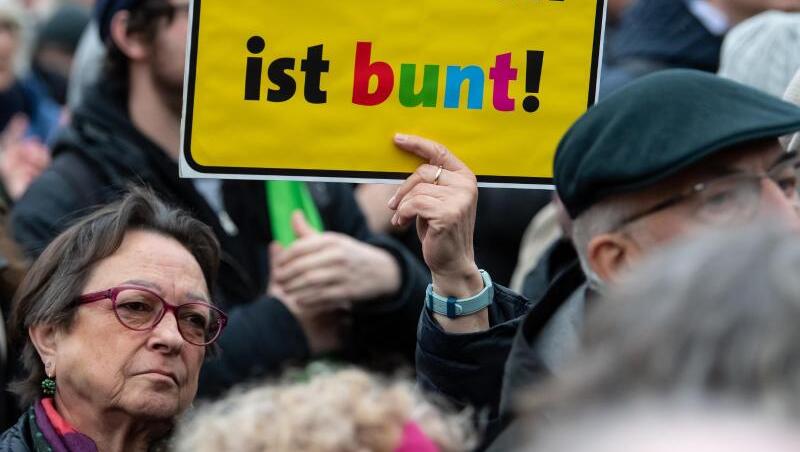 Demonstranten nehmen an der Kundgebung gegen die AfD und Rechten Terror teil. Foto: Sven Hoppe/dpa Demonstranten nehmen an der Kundgebung gegen die AfD und Rechten Terror teil. Foto: Sven Hoppe/dpa