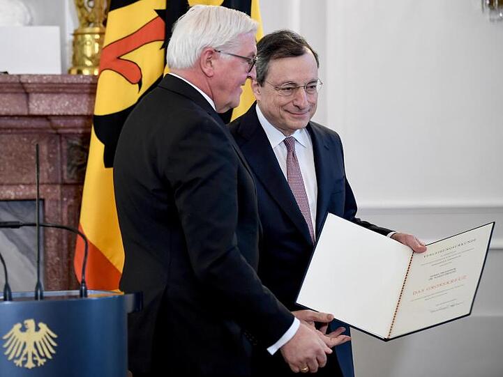 Bundespräsident Frank-Walter Steinmeier (l.) verleiht das Bundesverdienstkreuz an den ehemaligen EZB-Präsidenten Mario Draghi.