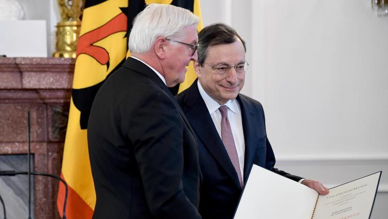 Bundespräsident Frank-Walter Steinmeier (l.) verleiht das Bundesverdienstkreuz an den ehemaligen EZB-Präsidenten Mario Draghi. Bundespräsident Frank-Walter Steinmeier (l.) verleiht das Bundesverdienstkreuz an den ehemaligen EZB-Präsidenten Mario Draghi.