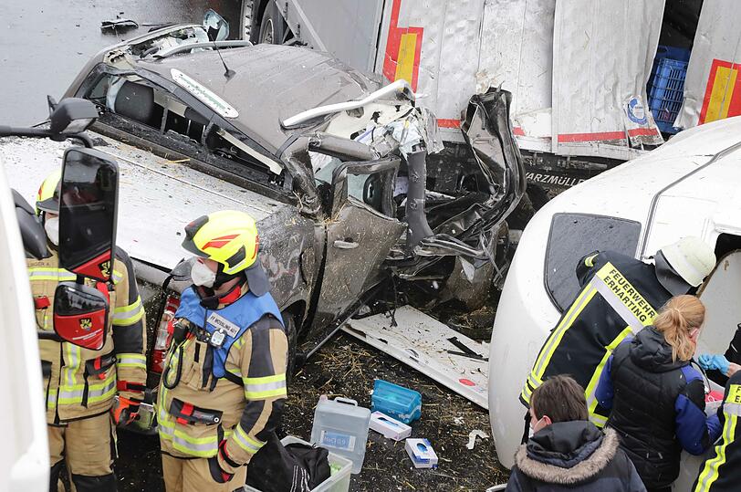 Der Fahrer des Pickups (54) und seine 20 Jahre alte Beifahrerin wurden bei dem Unfall schwer verletzt und kamen mit je einem Rettungshubschrauber ins Krankenhaus.