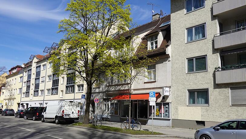 Das Haus ist auch deutlich kleiner als die Gebäude rundherum.