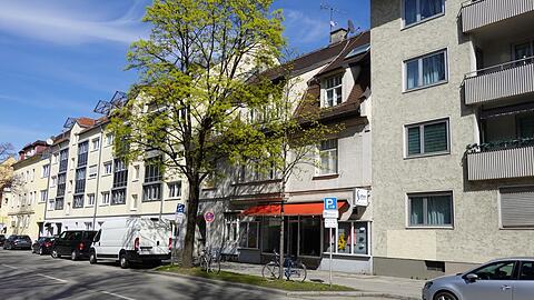 Das Haus ist auch deutlich kleiner als die Gebäude rundherum.