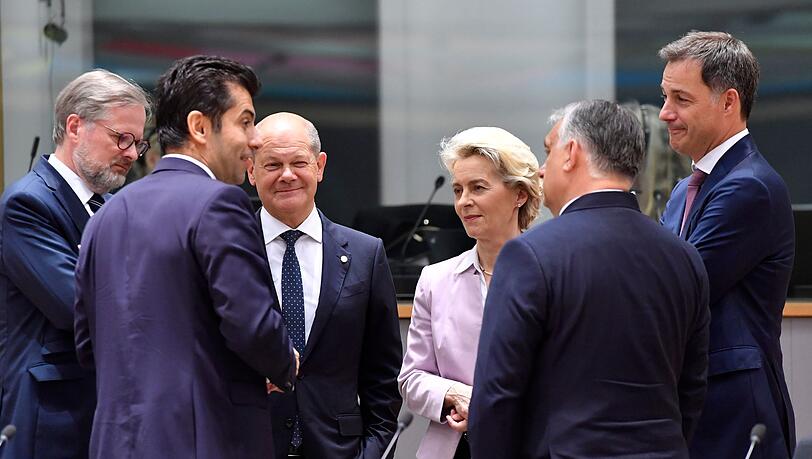 Petr Fiala (l-r), tschechischer Ministerpräsident, Kiril Petkov, bulgarischer Ministerpräsident Bundeskanzler Olaf Scholz, Ursula von der Leyen, Präsidentin der Europäischen Kommission, Viktor Orban, ungarischer Ministerpräsident, und Alexander De Croo, belgischer Ministerpräsident stehen während des EU-Gipfels zusammen. Petr Fiala (l-r), tschechischer Ministerpräsident, Kiril Petkov, bulgarischer Ministerpräsident Bundeskanzler Olaf Scholz, Ursula von der Leyen, Präsidentin der Europäischen Kommission, Viktor Orban, ungarischer Ministerpräsident, und Alexander De Croo, belgischer Ministerpräsident stehen während des EU-Gipfels zusammen.