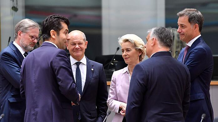 Petr Fiala (l-r), tschechischer Ministerpräsident, Kiril Petkov, bulgarischer Ministerpräsident Bundeskanzler Olaf Scholz, Ursula von der Leyen, Präsidentin der Europäischen Kommission, Viktor Orban, ungarischer Ministerpräsident, und Alexander De Croo, belgischer Ministerpräsident stehen während des EU-Gipfels zusammen.