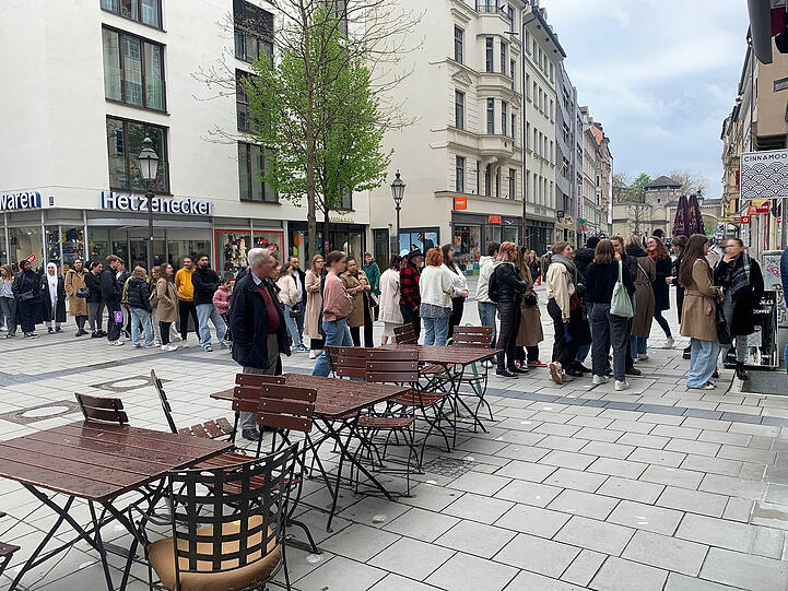 Schlangestehen am Feiertag: Auch am 1. Mai war einiges los in der Sendlinger Straße.