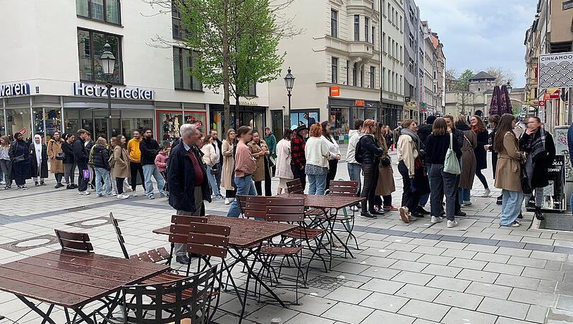 Schlangestehen am Feiertag: Auch am 1. Mai war einiges los in der Sendlinger Straße. Schlangestehen am Feiertag: Auch am 1. Mai war einiges los in der Sendlinger Straße.