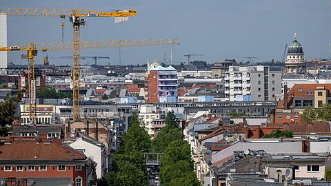 Blick auf Wohnhäuser im Berliner Bezirk Kreuzberg.