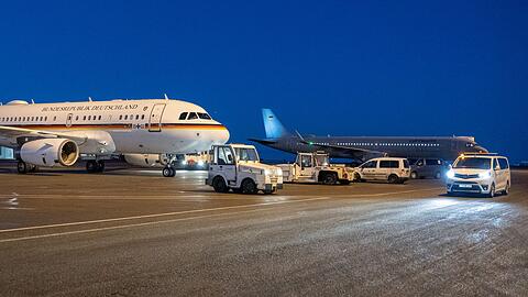 Das Flugzeug (hinten) von Au&szlig;enminister Wadephul (CDU) steht neben dem Airbus A319 von Bundesfinanzminister Klingbeil (SPD).