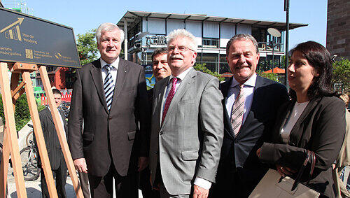 Startschuss fürs Haus der Forschung: Horst Seehofer, Markus Söder, Martin Zeil, Wolfgang Heubisch und Katja Hessel (v.l.). Startschuss fürs Haus der Forschung: Horst Seehofer, Markus Söder, Martin Zeil, Wolfgang Heubisch und Katja Hessel (v.l.).