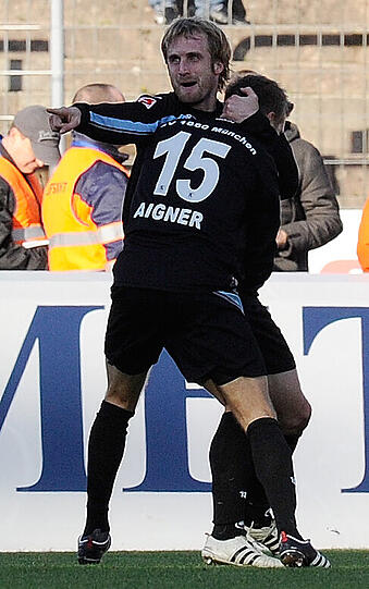 Das war das 1:0 für die Löwen: Torschütze Daniel Bierofka (links) und Stefan Buck bejubeln den Treffer in der 33. Minute.
