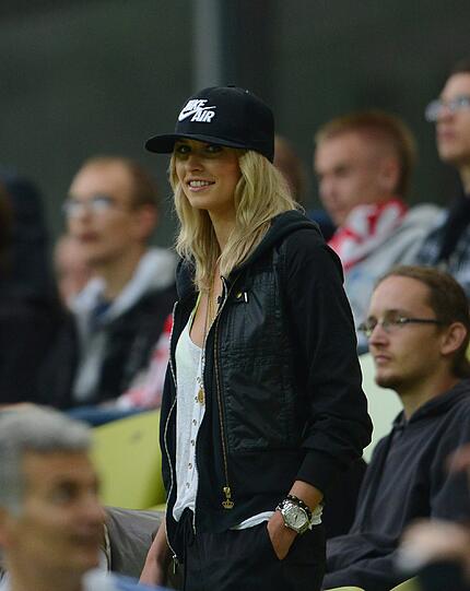 Brandner, Podolski, Löw und Co. - die Frauen der DFB-Kicker wollen ihre Jungs gegen Griechenland ins Halbfinale jubeln - die Bilder.