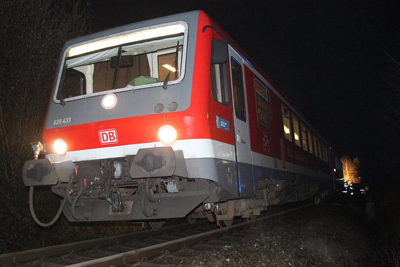 Die Feuerwehr evakuierte die Fahrgäste. Die Bilder vom Einsatzort.