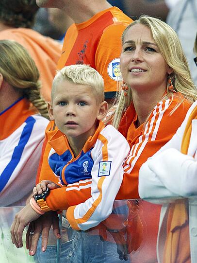 Bernadien und Luka Robben verfolgen das Halbfinale zwischen den Niederlanden und Argentinien.