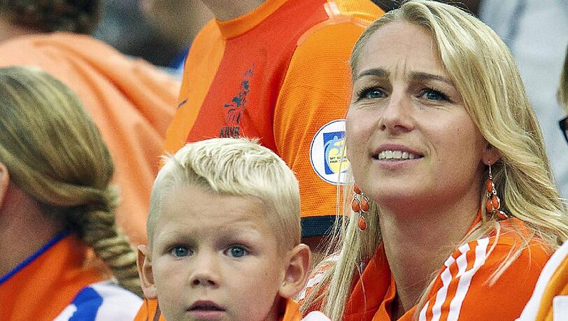 Bernadien und Luka Robben verfolgen das Halbfinale zwischen den Niederlanden und Argentinien. Bernadien und Luka Robben verfolgen das Halbfinale zwischen den Niederlanden und Argentinien.