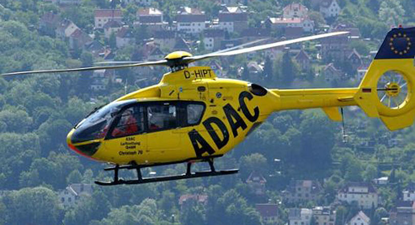 Ein ADAC-Hubschrauber vom Typ EC 135 über der Stadt Jena.