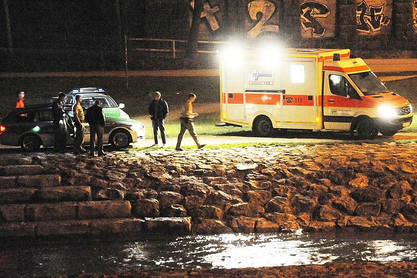 Zwei Streitende schubsen sich nahe der Wittelsbacherbrücke gegenseitig in die Isar. Wegen Unterkühlung müssen sie anschließend behandelt werden.