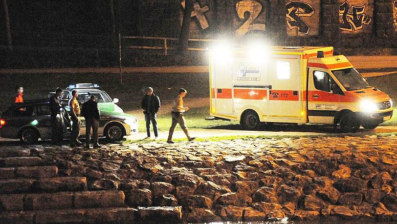 Zwei Streitende schubsen sich nahe der Wittelsbacherbrücke gegenseitig in die Isar. Wegen Unterkühlung müssen sie anschließend behandelt werden. Zwei Streitende schubsen sich nahe der Wittelsbacherbrücke gegenseitig in die Isar. Wegen Unterkühlung müssen sie anschließend behandelt werden.