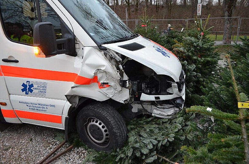 Der Krankenwagen kam schwer beschädigt auf dem Verkaufsgelände zum Stehen.