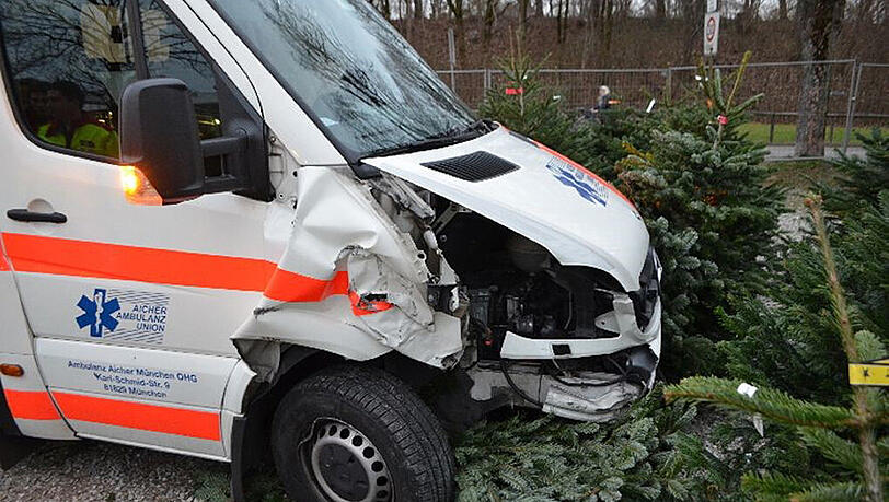 Der Krankenwagen kam schwer beschädigt auf dem Verkaufsgelände zum Stehen. Der Krankenwagen kam schwer beschädigt auf dem Verkaufsgelände zum Stehen.