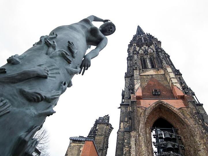 Blick auf den Kirchturm der sanierten Ruine der ehemaligen Hauptkirche St. Nikolai. Foto: Daniel Bockwoldt/dpa/Archivbild