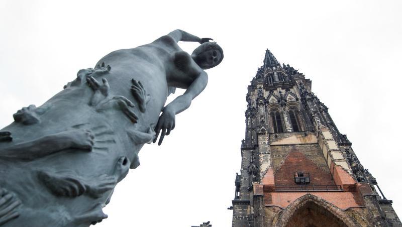 Blick auf den Kirchturm der sanierten Ruine der ehemaligen Hauptkirche St. Nikolai. Foto: Daniel Bockwoldt/dpa/Archivbild Blick auf den Kirchturm der sanierten Ruine der ehemaligen Hauptkirche St. Nikolai. Foto: Daniel Bockwoldt/dpa/Archivbild