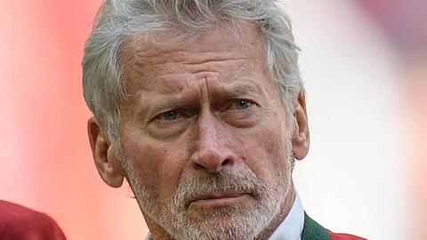 Paul Breitner steht zur Ehrung der Legenden auf dem Spielfeld.