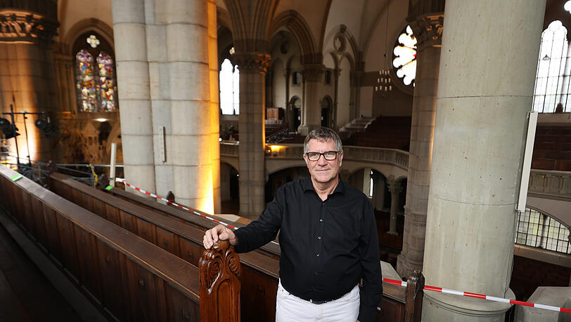 "Machen Sie mit", bittet Pfarrer Helmut Gottschling, der hier auf einer Empore in der evangelischen Lukaskirche steht - vor Baustellenflatterband.