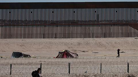 Zelte von Migranten stehen im Flussbett auf der US-amerikanischen Seite der US-mexikanischen Grenze.