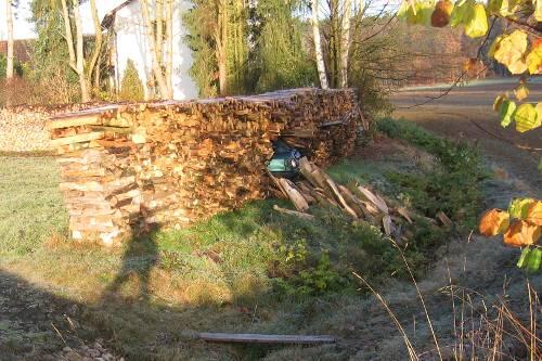 ... und durchbrach den Holzstapel. Hier schaut das Heck noch raus.