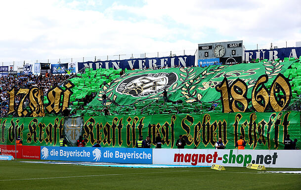 Stehen für die Tradition beim TSV 1860: die Ultras in der Westkurve. Stehen für die Tradition beim TSV 1860: die Ultras in der Westkurve.