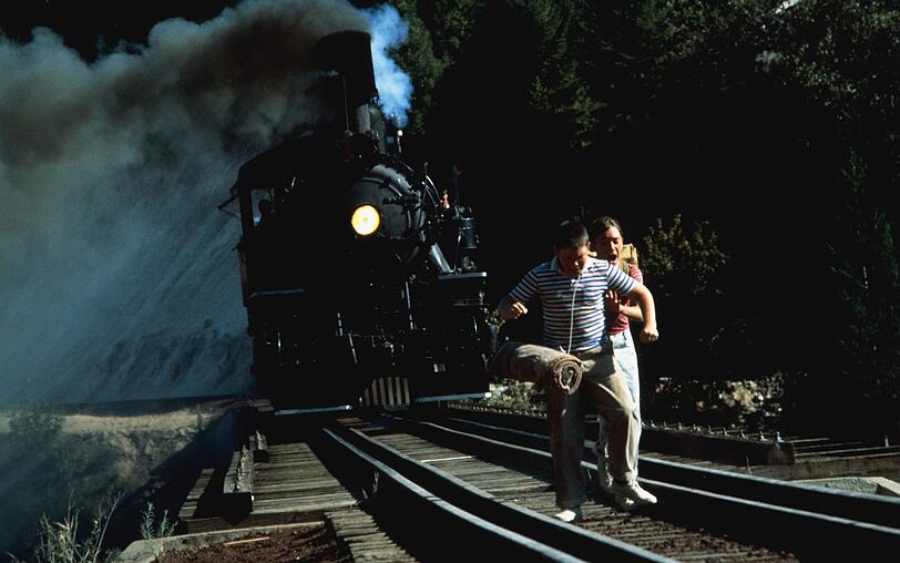 Während ihrer Abenteuer geraten die vier Jungen in "Stand by me - Das Geheimnis eines Sommers" in brenzlige Situationen. Während ihrer Abenteuer geraten die vier Jungen in "Stand by me - Das Geheimnis eines Sommers" in brenzlige Situationen.