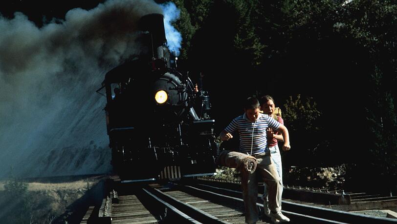 Während ihrer Abenteuer geraten die vier Jungen in "Stand by me - Das Geheimnis eines Sommers" in brenzlige Situationen. Während ihrer Abenteuer geraten die vier Jungen in "Stand by me - Das Geheimnis eines Sommers" in brenzlige Situationen.