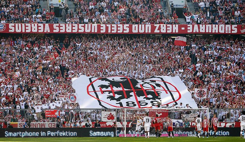 Bayern-Fans rasten beim Gladbach-Spiel aus: &bdquo;Wer den Blauen Millionen zuschiebt, hat unser Vertrauen nicht verdient. Hoeneß, du Lügner&ldquo;, war auf Plakaten zu lesen.