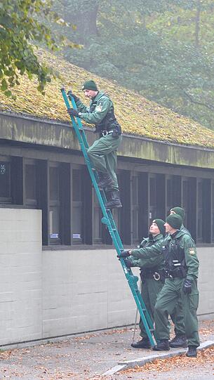 Polizisten suchten am Montag (31.10.2011)in und um den Augsburger Eiskanal nach Spuren, die möglicherweise zur Festnahme der Täter im Augsburger Polizistenmord führen können. In der Nacht zum Freitag (28.10.2011) war bei einer Schießerei ein Polizist getötet und eine weitere Beamtin verletzt worden. Die Täter flohen in ein großes Waldgebiet und wurden bisher nicht gefasst.