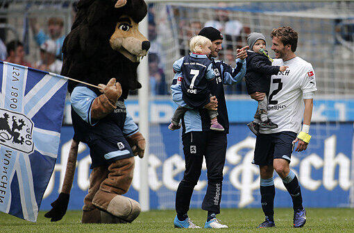 In dieser guten Gesellschaft will auch Maskottchen Leo nicht fehlen.