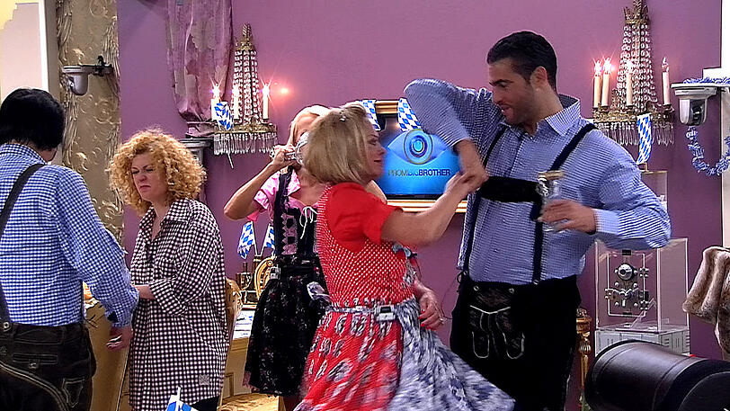 Oktoberfest-Stimmung im Big Brother Haus: Die Belohnung für ein von Natalia gewonnenes Match.