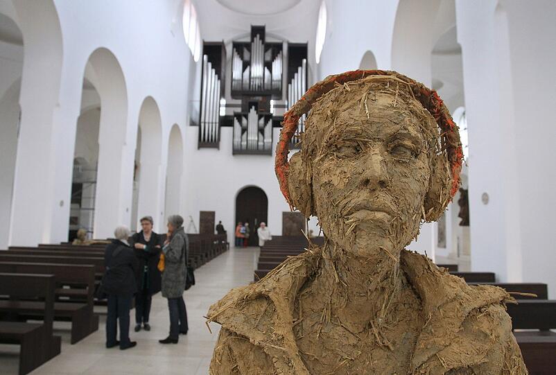 Kunstinstallation in der Augsburger Moritzkirche: Eine lebensgroße Skulptur aus Lehm und Stroh. Sie gehört zur Rauminstallation mit dem Namen "Johanna" von Sara Opic.