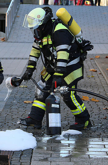 Bilder vom Feuerwehreinsatz in Waldkraiburg am Montag. Trockenes Laub sorgte für einen kleinen Brand in einer Abwasserrinne.