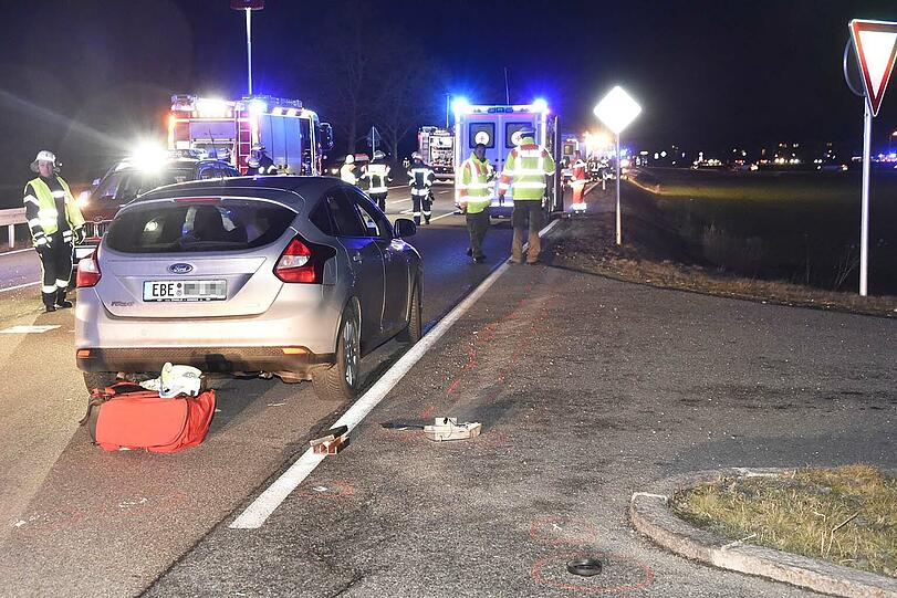 Ein 60-jähriger Fiat-Fahrer hatte einen Bus mit Flüchtlingen übersehen - die Beifahrerin starb, ein Kind wurde schwer verletzt.